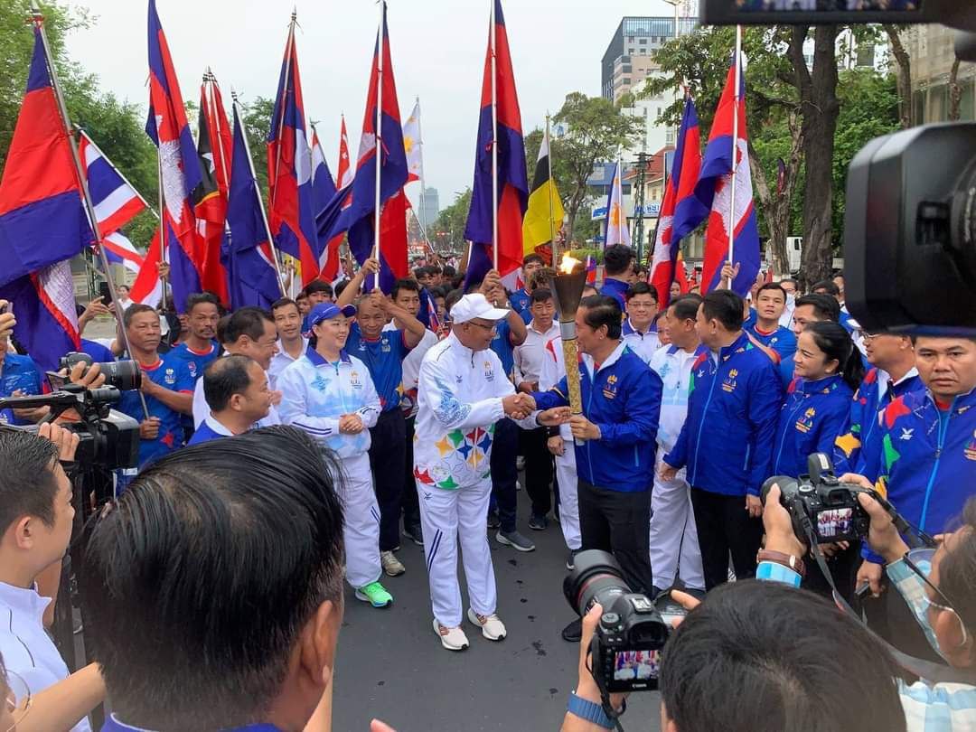 លោក ឃួង ស្រេង អភិបាលរាជធានីភ្នំពេញ បានទទួល និងប្រគល់ «ព្រះអគ្គិជ័យកីឡា» រួចបន្តហែរតាមខេត្តជុំវិញបេងទន្លេសាប