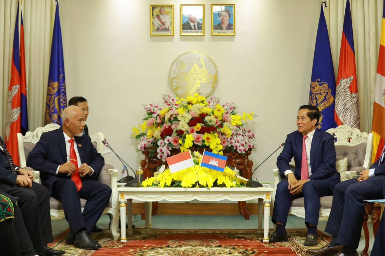 លោក ឃួង ស្រេង ៖ ទីក្រុងស៊ូម៉ាត្រាខាងលិច នៃប្រទេសឥណ្ដូនេសុី ចង់ចងសម្ព័ន្ធមេត្រីភាពជាមួយរាជធានីភ្នំពេញ ដើម្បីពង្រីកវិស័យអប់រំ.សេដ្ឋកិច្ច.ទេសចរណ៍.ពាណិជ្ជកម្ម និងវប្បធម៌ឲ្យកាន់តែល្អ