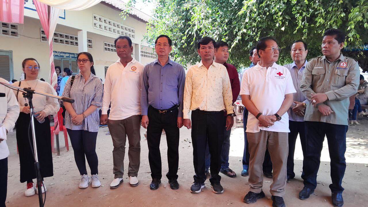 ក្រុមគ្រូពេទ្យស្ម័ក្រចិត្ត ឯកឧត្តម ខៀវ កាញារីទ្ធ រដ្ឋមន្ត្រីក្រសួងព័ត៌មាន ចុះព្យាបាលងំងឺជូនប្រជាពលរដ្ឋឃុំមហាខ្ញូង