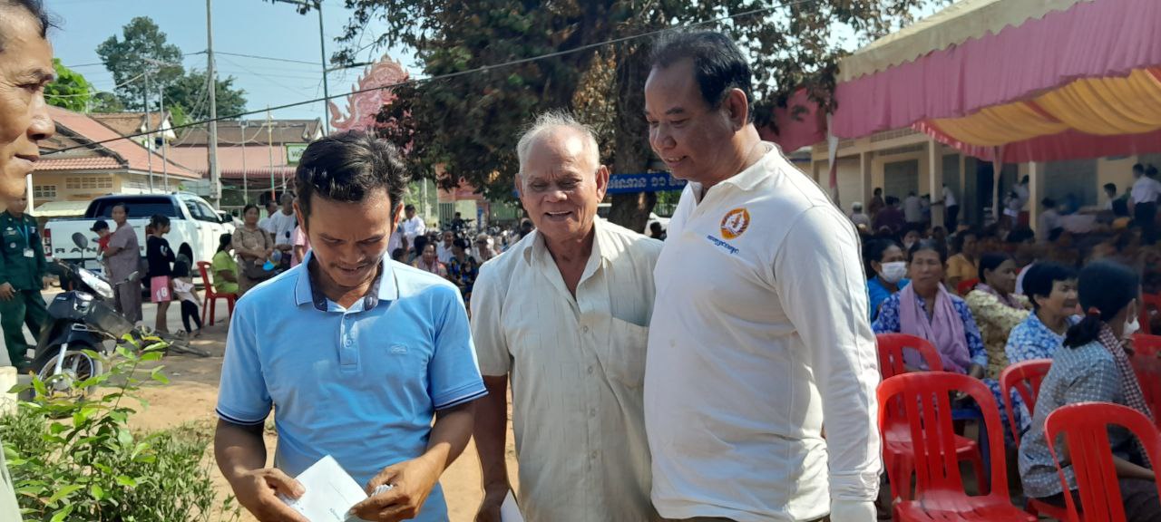 ឯកឧត្តម ម៉េង សុភ័ណ្ឌ ប្រធានក្រុមការងារថ្នាក់កណ្តាលគណបក្សប្រជាជនកម្ពុជា ចុះជួយភូមិអង្គជ័យលើ ឃុំមហាខ្ញូង ជួយជុលផ្លូវមួយខ្សែរ