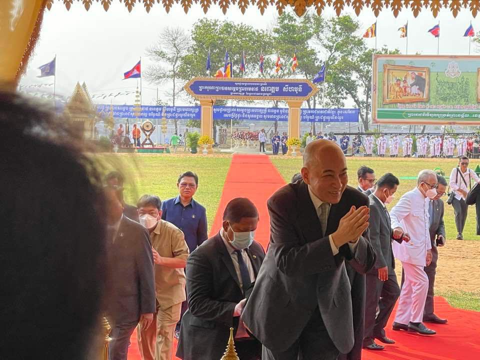 ព្រះករុណាព្រះបាទព្រះបរមនាថ នរោត្តម សីហមុនី ព្រះមហាក្សត្រ នៃព្រះរាជាណាចក្រកម្ពុជា យាងអបអរសាទរព្រះរាជពិធី «ច្រត់ព្រះនង្គ័ល» នៅខេត្តកំពង់ធំ