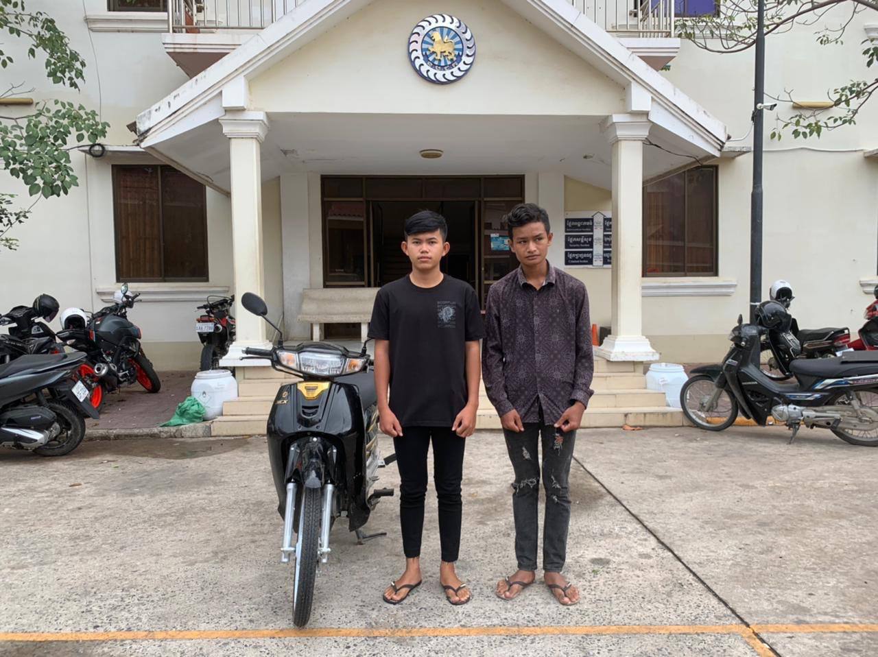 ក្មេងទំនើង២នាក់ ជិះម៉ូតូបង្ហោះតាមដងផ្លូវសាធារណៈ ចុងក្រោយត្រូវនគរបាលខណ្ឌទួលគោកឃាត់ខ្លួន