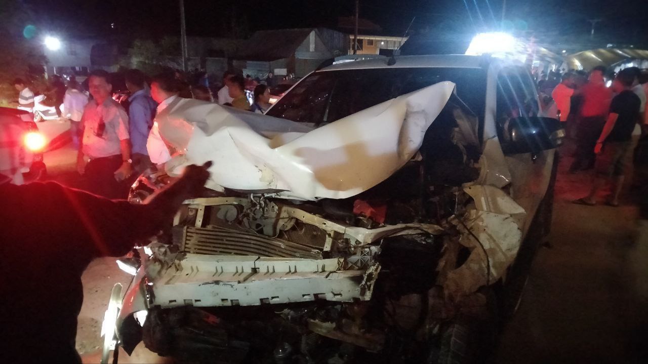 រថយន្ត Ford Ranger មួយគ្រឿង បើកបុករះចូលរោងមង្គលការកូនលោកប្រធានមន្ទីរសុខាភិបាលខេត្តព្រៃវែង ផ្អើលរត់ជាន់ជើងគ្នា បណ្តាលឲ្យរងរបួសមនុស្សជាច្រើននាក់ និងរថយន្ត ០៨គ្រឿង