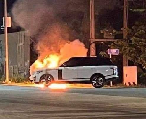 រថយន្ត ម៉ាក់ Rang Rover មួយគ្រឿងទៀត ត្រូវឆេះហ្មត់នៅខេត្តព្រះសីហនុ