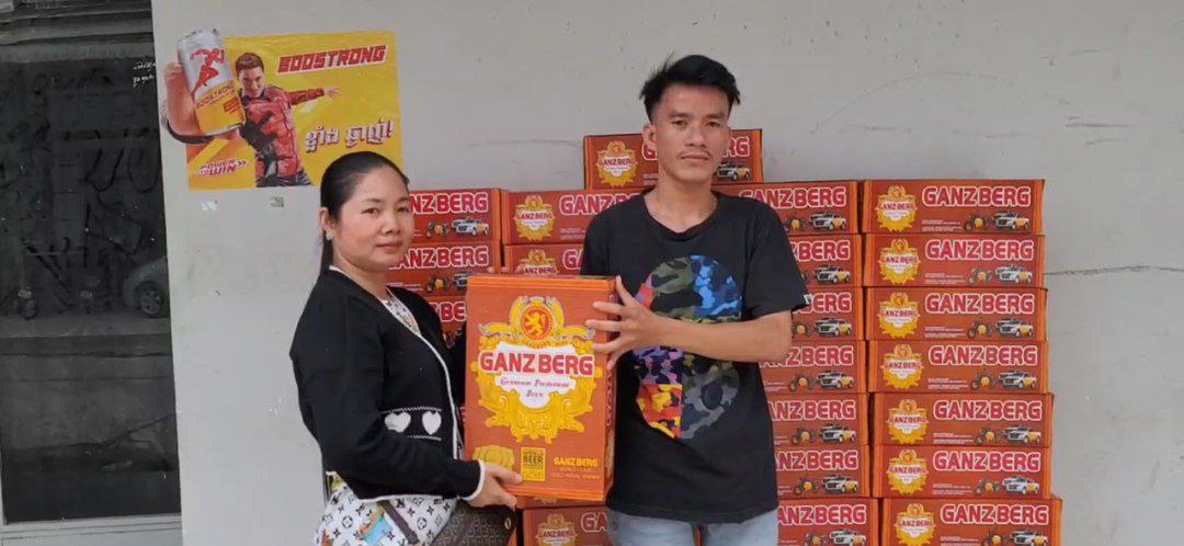 អ្នកស្រី ចាន់ ណាវី ទទួលបានស្រាបៀរហ្គេនស្បឺកពីសាខាក្រុមហ៊ុនហ្គេនស្បឺកក្រុងព្រះសីហនុចំនួន50កេះ
