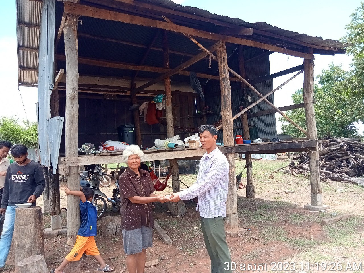 ឯកឧត្តម បណ្ឌិត ម៉េង សុភ័ណ្ឌ ឧបត្ថម្ភ ថវិការ ជូនពលរដ្ឋ១គ្រួសារ ដែលទើប សះជា បញ្ចប់វិវាទដីធ្លី ជាមួយក្រុមហ៊ុន ដើម្បីទិញស័ង្កសី ចំនួន ២០សន្លឹក