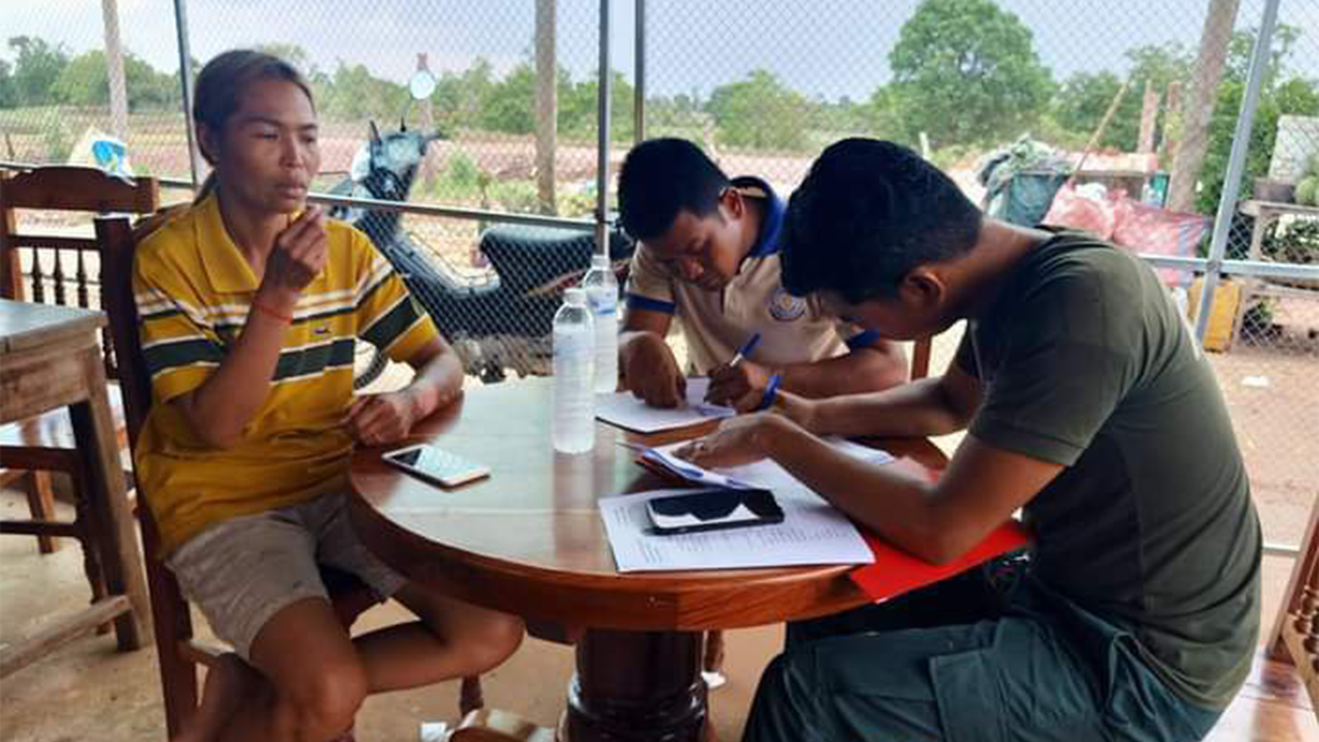 ពិតជាល្បិចចខ្ពស់មែន! ជនសង្ស័យ ចំនួន ០២នាក់ ស្លៀកពាក់ស្ពាតបាតក្លែងខ្លួនជាមន្ត្រីឥណទាន (CO) ជិះម៉ូតូផឹកកាហ្វេរួចបន្លំដាក់ថ្នាំសណ្តំយកលុយម្ចាស់អស់ ២លានរៀល