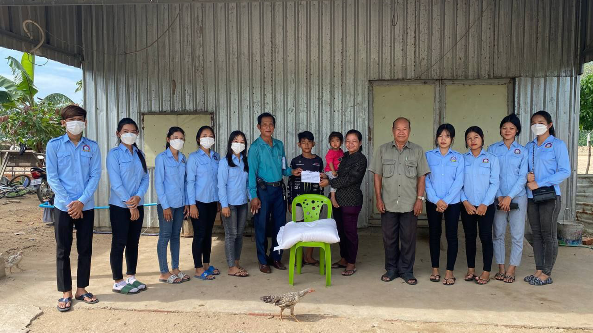 អំណោយប្រចាំខែ របស់លោកឧត្ដមសេនីយ៍ឯក រ័ត្ន ស្រ៊ាង បានប្រគល់ដល់ដៃពលរដ្ឋទីទាល់ក្រ១៧គ្រួសារ!