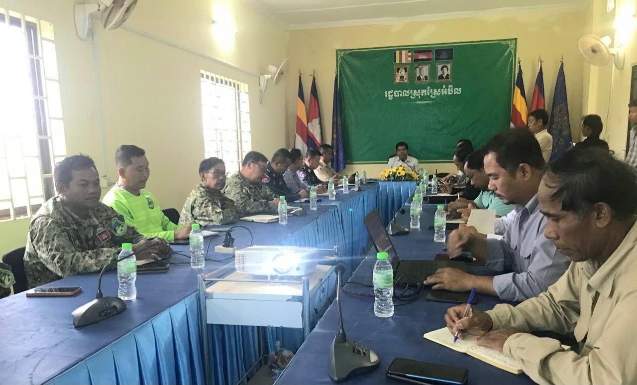 លោក សុខ សុទ្ធី អភិបាលរង នៃគណៈអភិបាលខេត្តកោះកុង អញ្ជើញដឹកនាំកិច្ចប្រជុំពិភាក្សា ដើម្បីត្រៀមអនុវត្តវិធានរដ្ឋបាលចំពោះអ្នកទន្រ្ទានកាន់កាប់ដីរដ្ឋ នៅស្រុកស្រែអំបិល