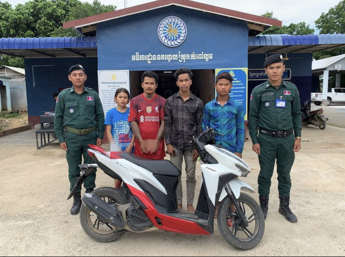 នគរបាលស្រុកសំពៅលូនឃាត់ខ្លួនជនសង្ស័យ០៤នាក់ករណីលួចម៉ូតូ