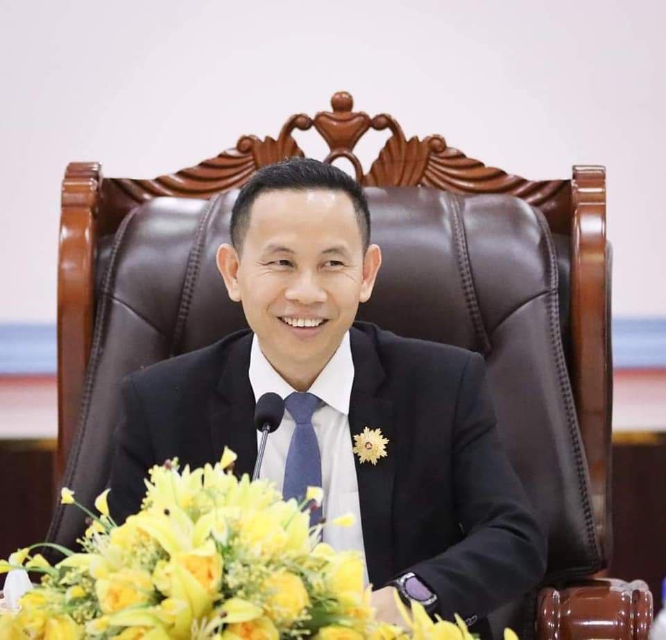 អ្នកឧកញ៉ា ហ៊ី គឹមហុង នាយកក្រុមហ៊ុន ពិភពដីមាស អ៊ិនវេសម៉ិន ឯ.ក ត្រូវប្រជាពលរដ្ឋ នាំគ្នាដាក់ពាក្យបណ្តឹងនៅស្នងការខេត្តកំពត ជាង ១០០នាក់