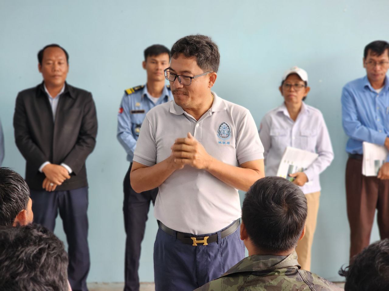 លោក ហាក់ ឡេង អភិបាលរងខេត្តកោះកុង ចុះផ្សព្វផ្សាយច្បាប់ចរាចរណ៍ និងប្រកាសផ្តល់អាហាររូបករណ៍របស់សម្តេចតេជោ ហ៊ុន សែន និងសម្តេចកិត្តិព្រឹទ្ធបណ្ឌិតជួនសិស្ស និស្សិតក្រីក្រ