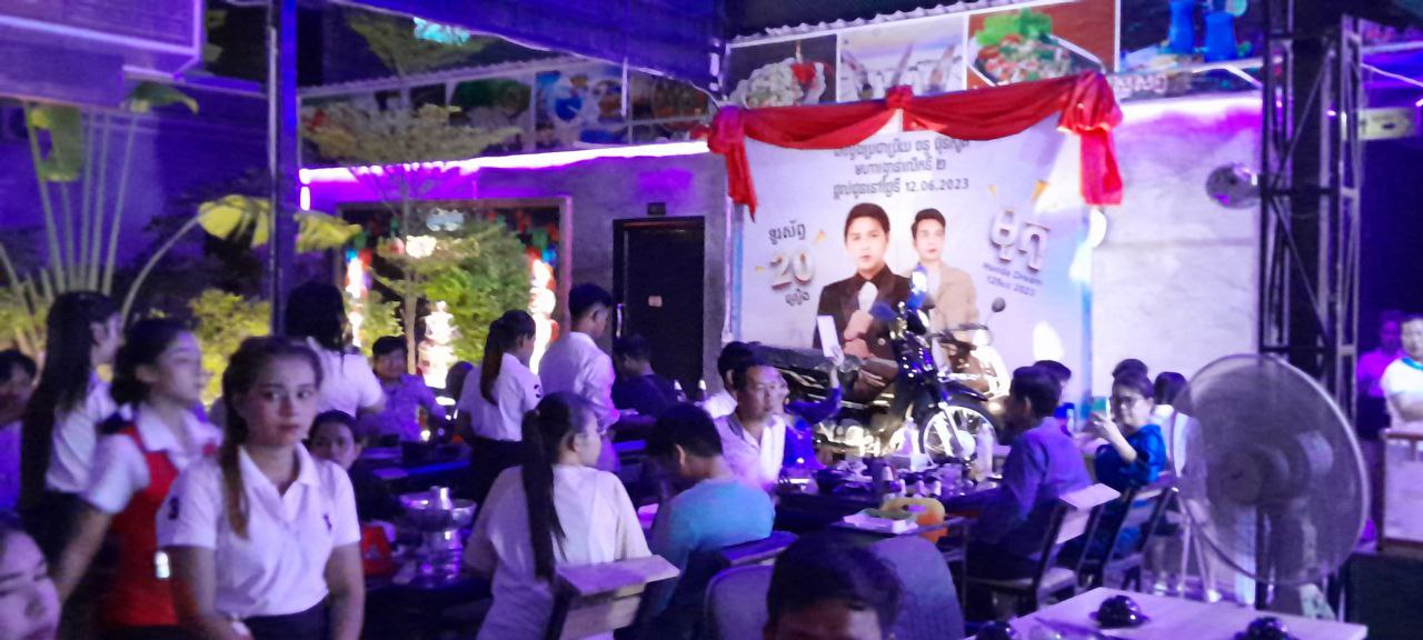 ដីល្វែងប្រជាប្រិយ៍ "ចន្ទ ប៊ុនសួគ៌" ចាប់រង្វាន់លើកទី២ ម៉ូតូស៊េរីឆ្នាំ២០២៣ និងទូរសព្ឌដៃ ចំនួន ២០គ្រឿង ជួនអតិថិជនកកក្រើកក្រុងប៉ោយប៉ែត