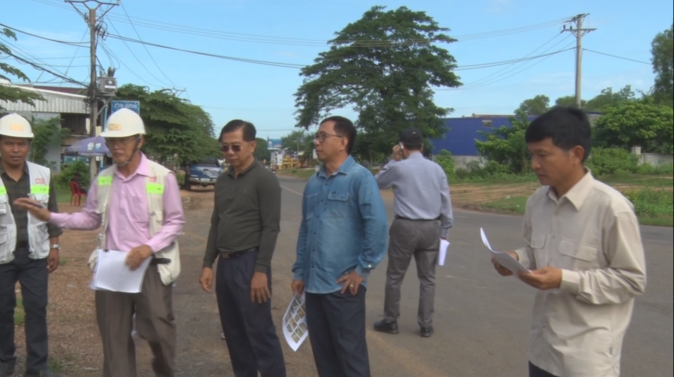 ឯកឧត្តម សុង សុផល អនុរដ្ឋលេខាធិការ ក្រសួងអភិវឌ្ឍន៍ជនបទ និងជាប្រធានគម្រោងកែលម្អផ្លូវជនបទជំហានទី៣