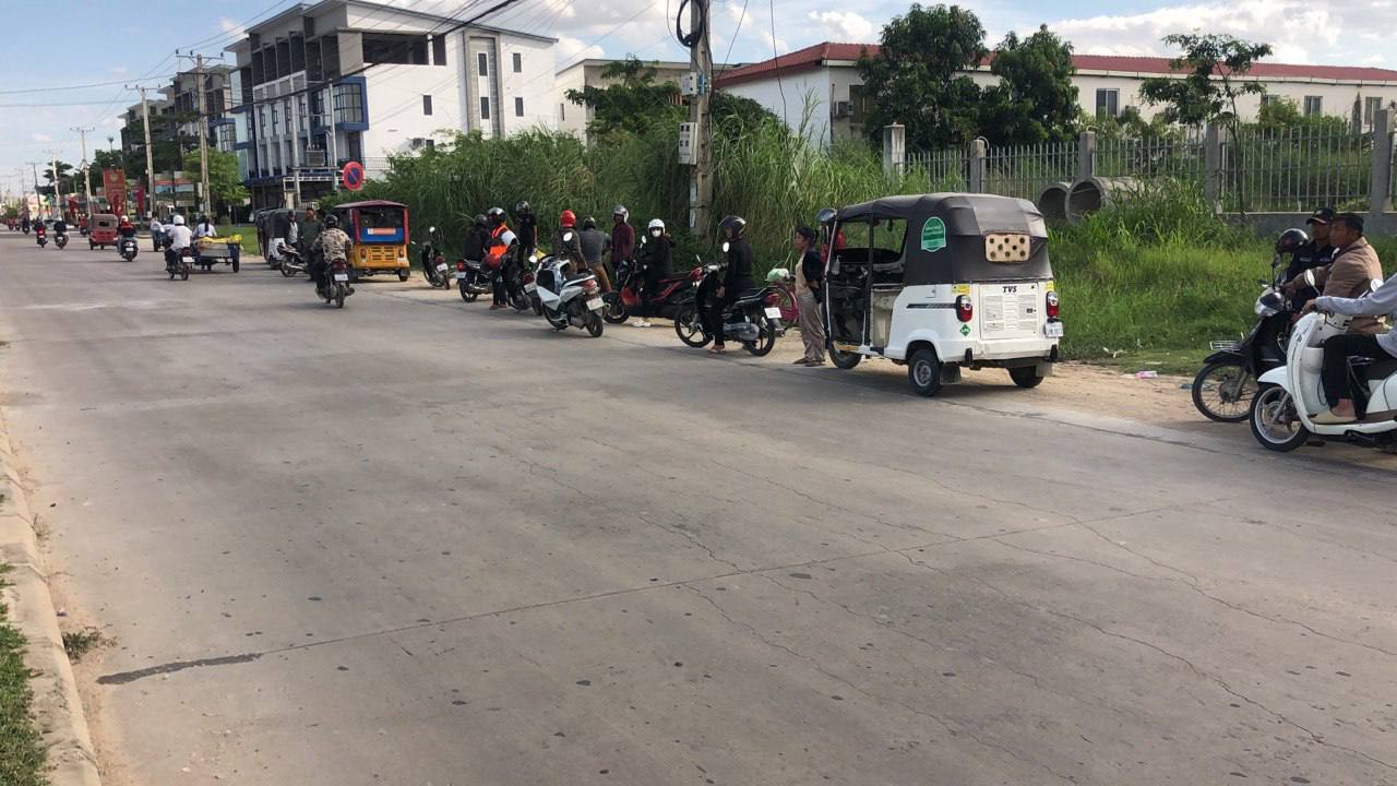 ចុះពីលើរថយន្តបំណងបត់ជើងតូច អកុសលត្រូវរថយន្តមកបុកស្លាប់ភ្លាមៗនៅកន្លែងកើតហេតុ
