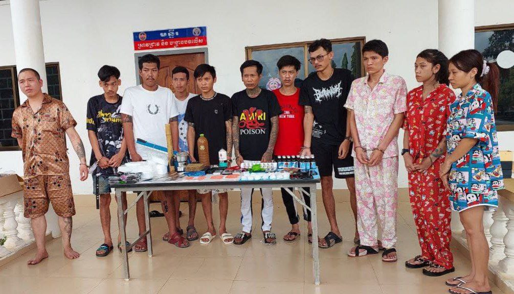 ការិយាល័យប្រឆាំងគ្រឿងញៀន កងរាជអាវុធហត្ថខេត្តប៉ៃលិន បានចុះបង្ក្រាបជាក់ស្តែងក្នុងករណី ជូញដូរខុសច្បាប់នូវសារធាតុ (ដោយប្រេីវិធានញុះញង់) ចំនួន ០១លើកឃាត់ខ្លួនជនសង្ស័យសរុបចំនួន ១១នាក់ ស្រី២នាក់