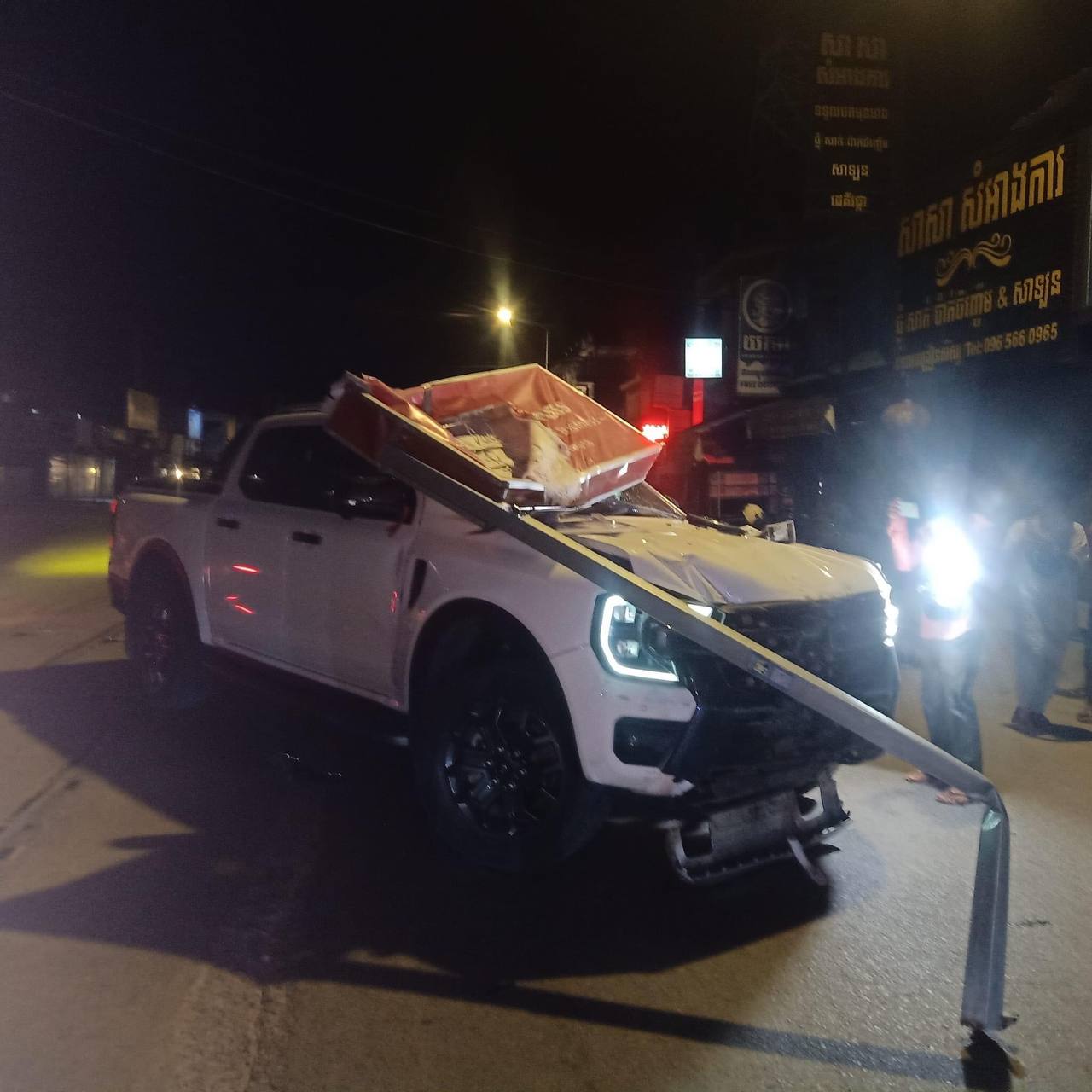បុរសម្នាក់បើករថយន្តFord Ranger បុកម៉ូតូមួយគ្រឿង រួចបន្តបុកចូលហាងលក់វ៉ែនតារងការខូចខាតយ៉ាងដំណំនិងរងរបួសធ្ងន់បុរសម្នាក់