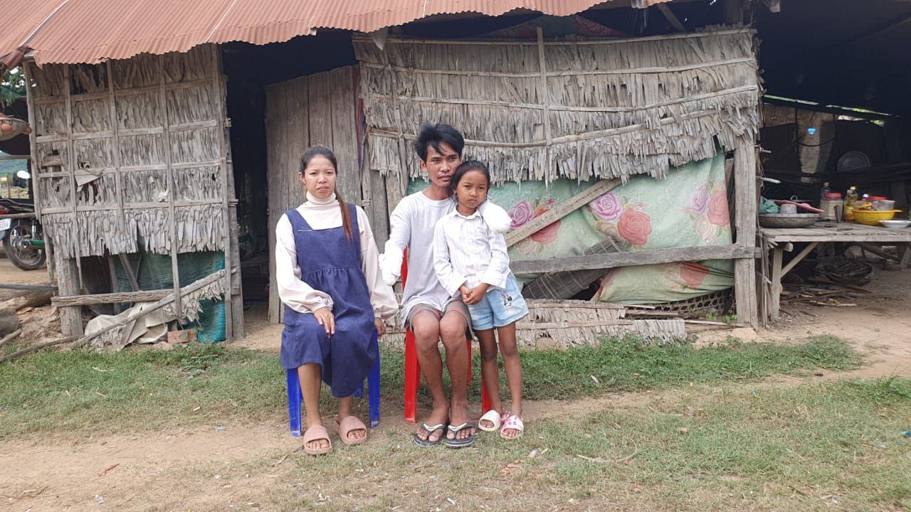 ប្តីខ្សែភ្លើងឆក់កាត់ដៃទាំងពីរពិការ ប្រពន្ធមានផ្ទៃពោះ ៧ខែ រស់ក្នុងខ្ទមកំសត់ ដង្ហើយក្រែងមានសប្បុរសជនជួយ