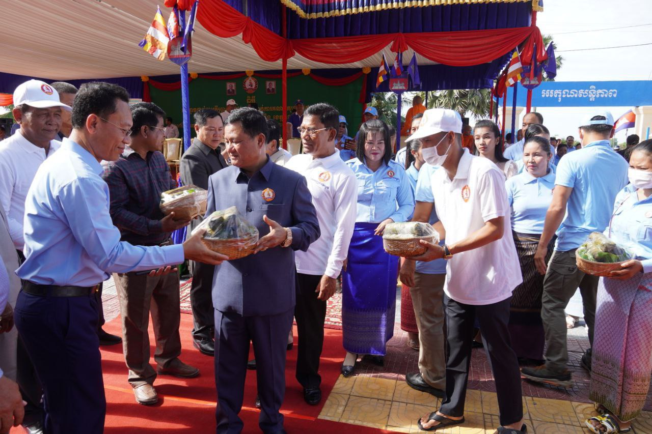 អ្នកឧកញ៉ាបណ្ឌិតទ្រី ភាព៖ សម្ដេចតេជោបាននាំមកនូវសន្តិភាព ,មានគណបក្សប្រជាជនកម្ពុជាទើបយើងមានអ្វីៗសព្វថ្ងៃនេះ ដូច្នេះត្រូវពង្រឹងខ្លួនកសាងខ្លួនបម្រើប្រជាជនឲ្យបានល្អ