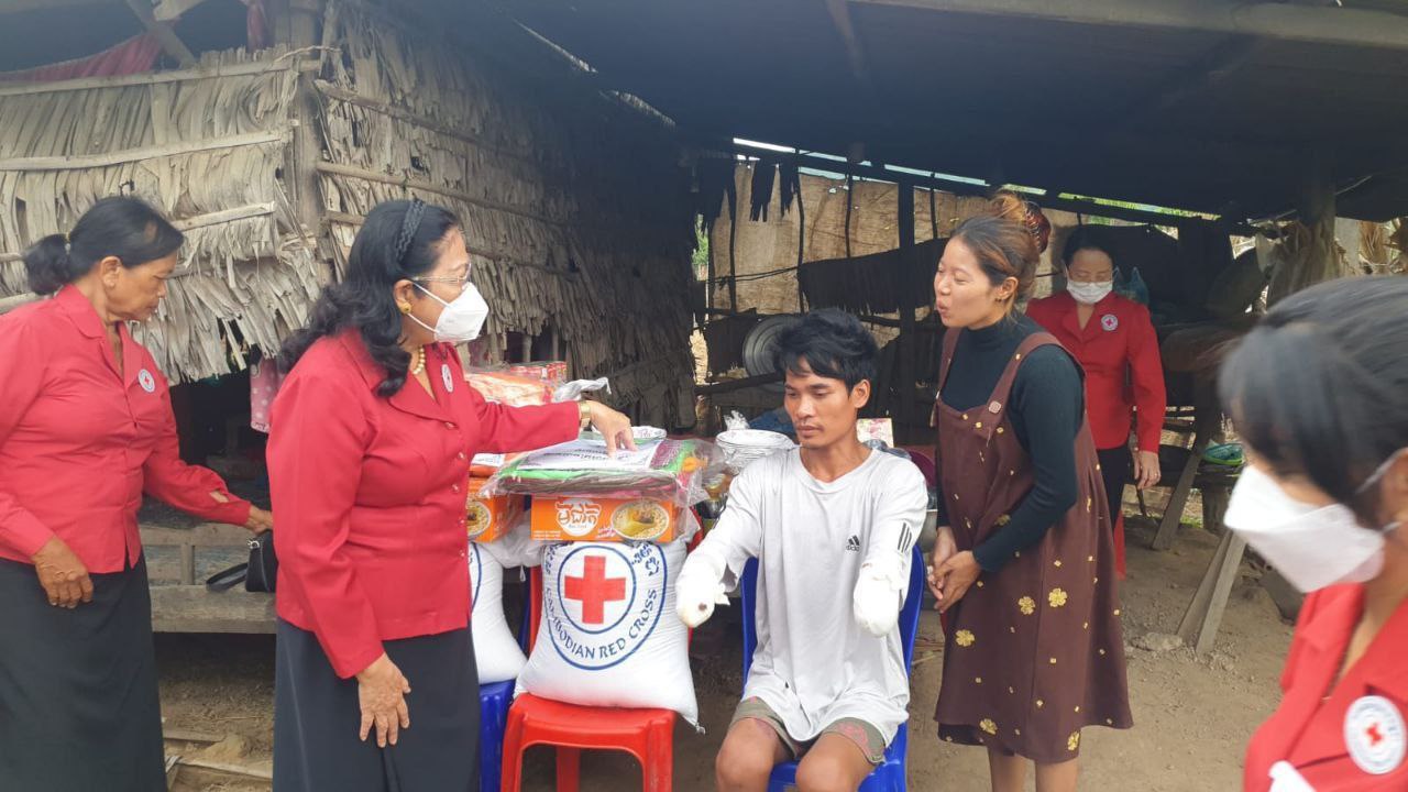 សម្តេចកិត្តិព្រឹទ្ធបណ្ឌិត ប៊ុន រ៉ានី ហ៊ុនសែន ជួយឧបត្ថម្ភ និងលេីកទឹកចិត្តដល់ប្តីប្រពន្ធវ័យក្មេងលំបាកក្រីក្រ ប្រពន្ធមានផ្ទៃពោះ ៧ខែ ឯប្តីធ្លាក់ខ្លួនពិការដោយសាររងគ្រោះដោយខ្សែភ្លេីងឆក់ធ្ងន់ធ្ងរ