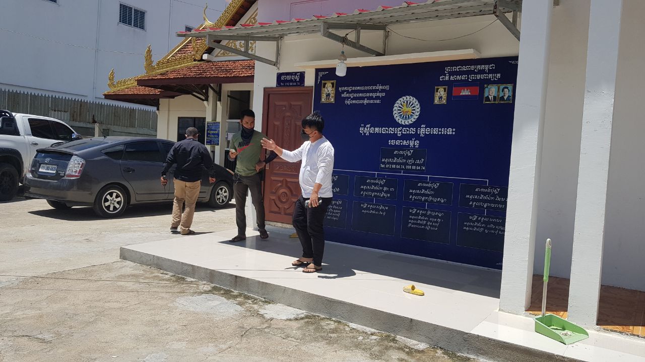 ពិតជាខ្លាំងមែនបុរសម្នាក់ជាអ្នកលក់ទូរសព្ទតាមអនឡាញហ៊ានគំរាមវាយនិងដកសាក់ពីលើស្មាលោកអធិការរងខណ្ឌកបូលម្នាក់និងនាយរងប៉ុស្តិ៍ភ្លើងឆេះរទេះម្នាក់