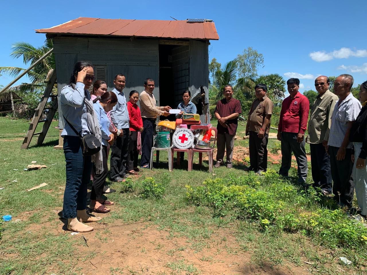 គ្រួសាររងគ្រោះដោយសារខ្យល់កន្ត្រាក់ ទទួលអំណោយមនុស្សធម៌ពីអនុសាខាកាកបាទក្រហមកម្ពុជាស្រុកពាមជរ...!!!