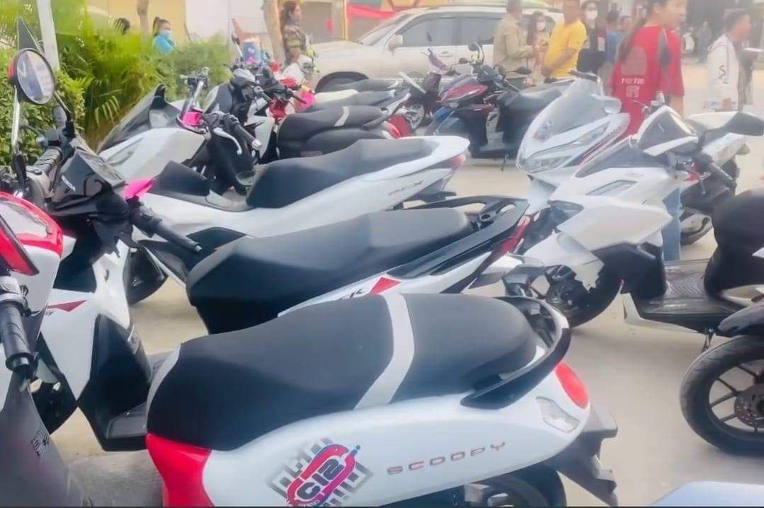 មហាជនរផ្ទុះការរិះគន់ ក្រុមមន្ត្រីគយ និងរដ្ឋាករចល័ត ចាប់ម៉ូតូគ្មានពន្ធ ដែលប្រជាពលរដ្ឋប្រើប្រាស់ប្រចាំថ្ងៃ ចំនួន ១៣គ្រឿង នៅក្រុងប៉ោយប៉ែត