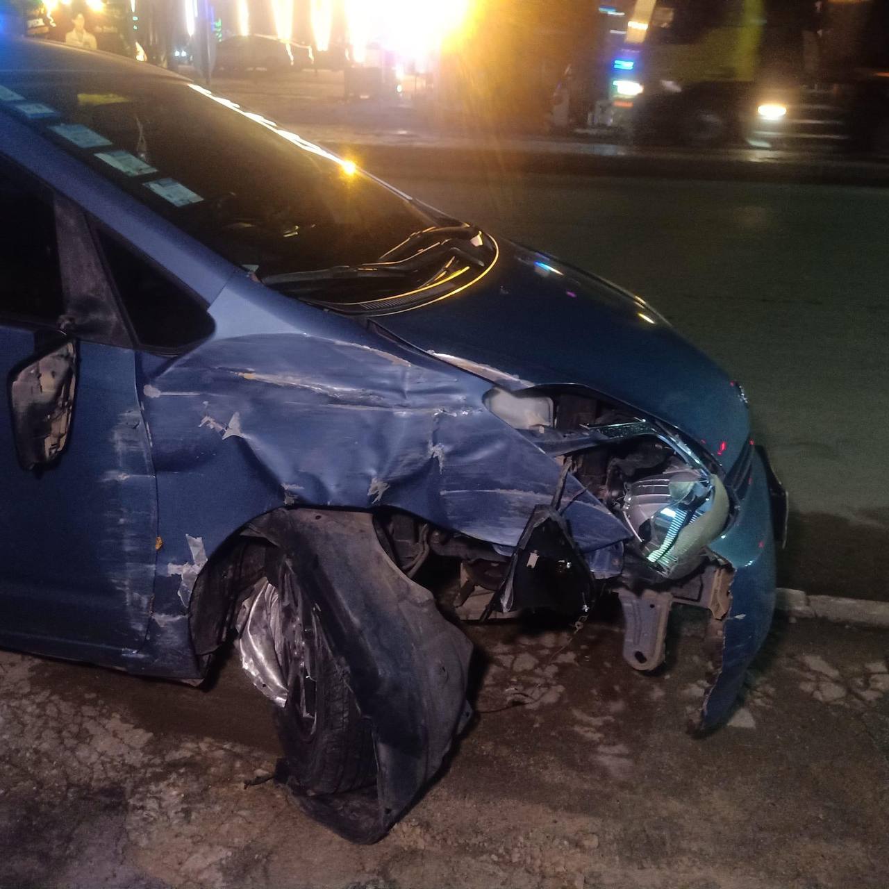 រថយន្ត Prius បុករបាំងថ្មពុះចែកទ្រូងផ្លូវនៅភ្លើងស្តុបក្តាន់ពីរបាក់មួយកង់ជាពីរកំណាត់ រួចម្ចាស់រថយន្តប្រញាប់ប្រញាល់ហៅរថយន្តមកអូសចេញតែត្រូវសមត្ថកិច្ចតាមឃាត់ជាប់