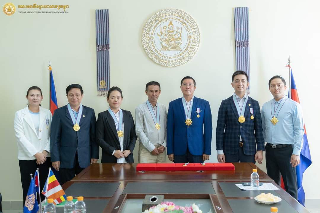 លោក លី ច័ន្ទតុលា ដឹកនាំក្រុមការងារគឿងកិត្តិយសគណៈមេធាវី និងថ្នាក់ដឹកនាំគណៈមេធាវី ធ្វើការពិនិត្យគ្រឿងកិត្តិយសគណៈមេធាវី
