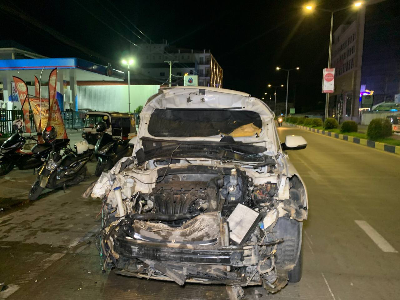 ជនបរទេសបើករថយន្តបុករថយន្តមួយគ្រឿងទៀតពីក្រោយបណ្តាលឱ្យខូចខាតរថយន្តទាំងសងខាង
