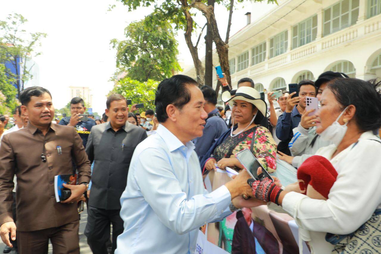 ឯកឧត្តម ឃួង ស្រេង រដ្ឋបាលរាជធានីភ្នំពេញអនុញ្ញាតឱ្យបងប្អូនរស់នៅក្នុងលំនៅឋានបុរីវីអាយភីធម្មតា