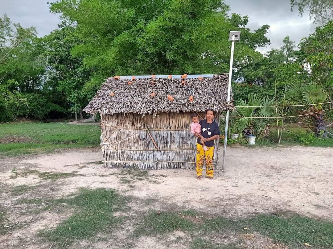ទុក្ខជាន់លើទុក្ខស្ត្រីមេមាយកូនមួយម្នាក់មានជីវភាពក្រីក្រហើយ បានជួបគ្រោះដោយសាភ្លើងឆាបឆេះខ្ទមកំសត់បានបណ្ដាលអោយស្លា...ប់ទាំងម្ថាយនិងកូននៅក្មុងភ្នក់ភ្លើងយ៉ាងអណោចអធម្ម