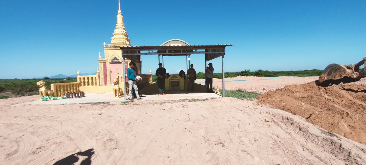 រថយន្តត្រាល័រ និងអេស្ការវ៉ាទ័រ ០១គ្រឿង ត្រូវបានដោះលេង បន្ទាប់ផាកពិន័យអន្តរការ ចំនួន ៧លានរៀល ក្នុងករណីជីកកាយស្រះលើដីទួល ក្នុងតំបន់២