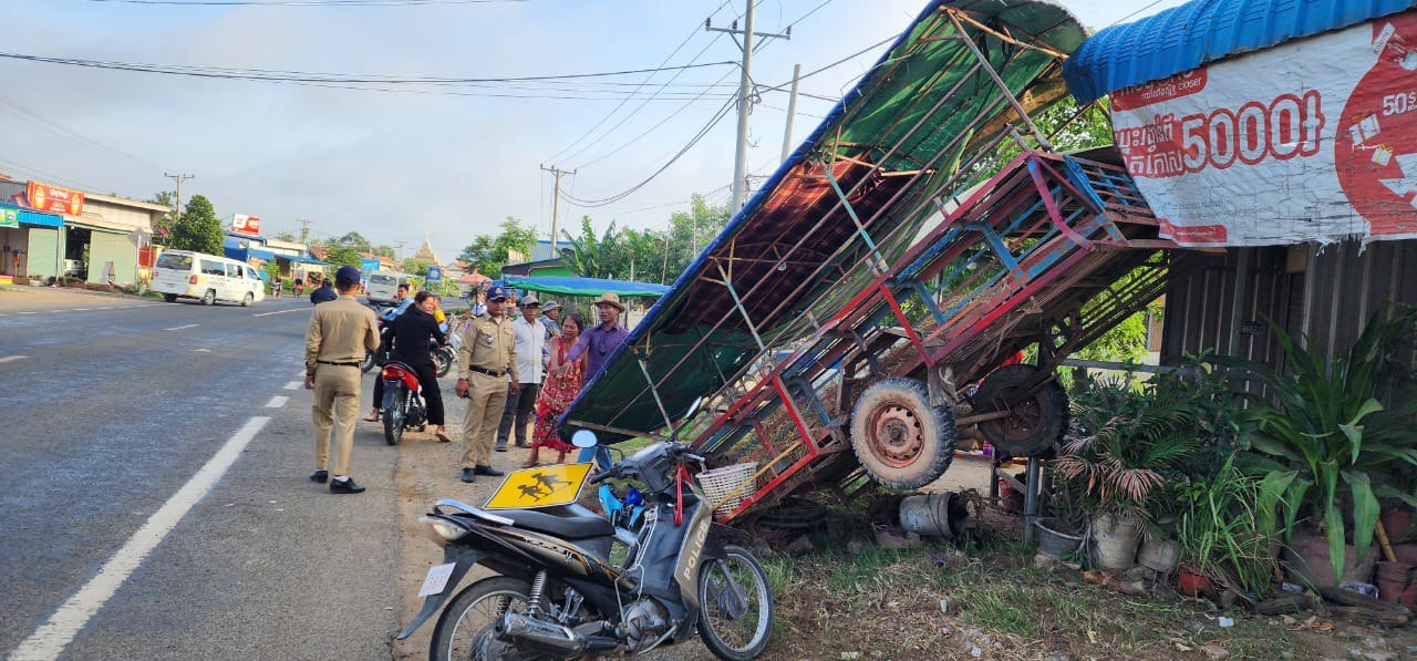 រថយន្តសណ្ដោងរ៉ឺម៉កបើកជែងទៅប៉ះម៉ូតូសណ្ដោងរ៉ឺម៉កបណ្ដាលឱ្យរបួសធ្ងន់ស្រាល៣នាក់
