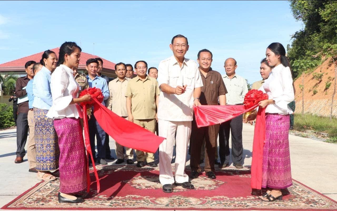 ផ្លូវបេតុងមួយខ្សែត្រូវបានសម្ពោធ ទុកជាកាដូជូនបងប្អូនប្រជាពលរដ្ឋនិងភ្ញៀវទេសចរប្រើប្រាស់នៅក្នុងសង្កាត់ក្រុងកែប