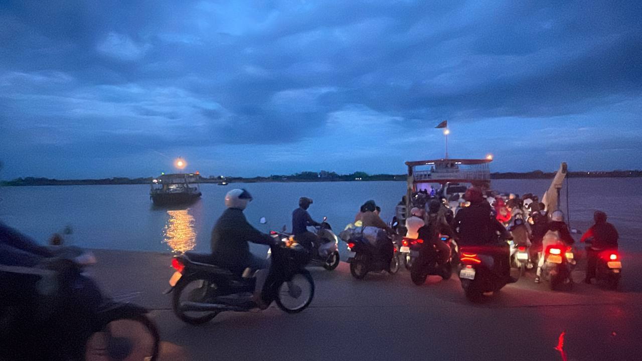 រដ្ឋបាលរាជធានីភ្នំពេញ ជូនដំណឹងឲ្យពលរដ្ឋបានដឹង ការផ្អាកជាបណ្ដោះអាសន្នកំពង់ចម្លងជ្រោយចង្វារភ្នំពេញ និងកំពង់ចម្លងអរិយក្សត្រភ្នំពេញ ថ្ងៃទី០១ ខែកក្កដា ឆ្នាំ២០២៣ចាប់ពីវេលា ម៉ោង ០៥:០០នាទីព្រឹករហូតដលម៉ោង១២:០០ នាទីថ្ងៃត្រង់