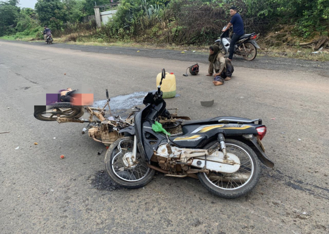 បុរសម្នាក់ជិះម៉ូតូចេញពីទិញផ្លែសាវម៉ាវមិនប្រយ័ត្នត្រូវម៉ូតូមួយគ្រឿងទៀតបុកស្លាប់ពេលបញ្ជូនទៅសង្គ្រោះ
