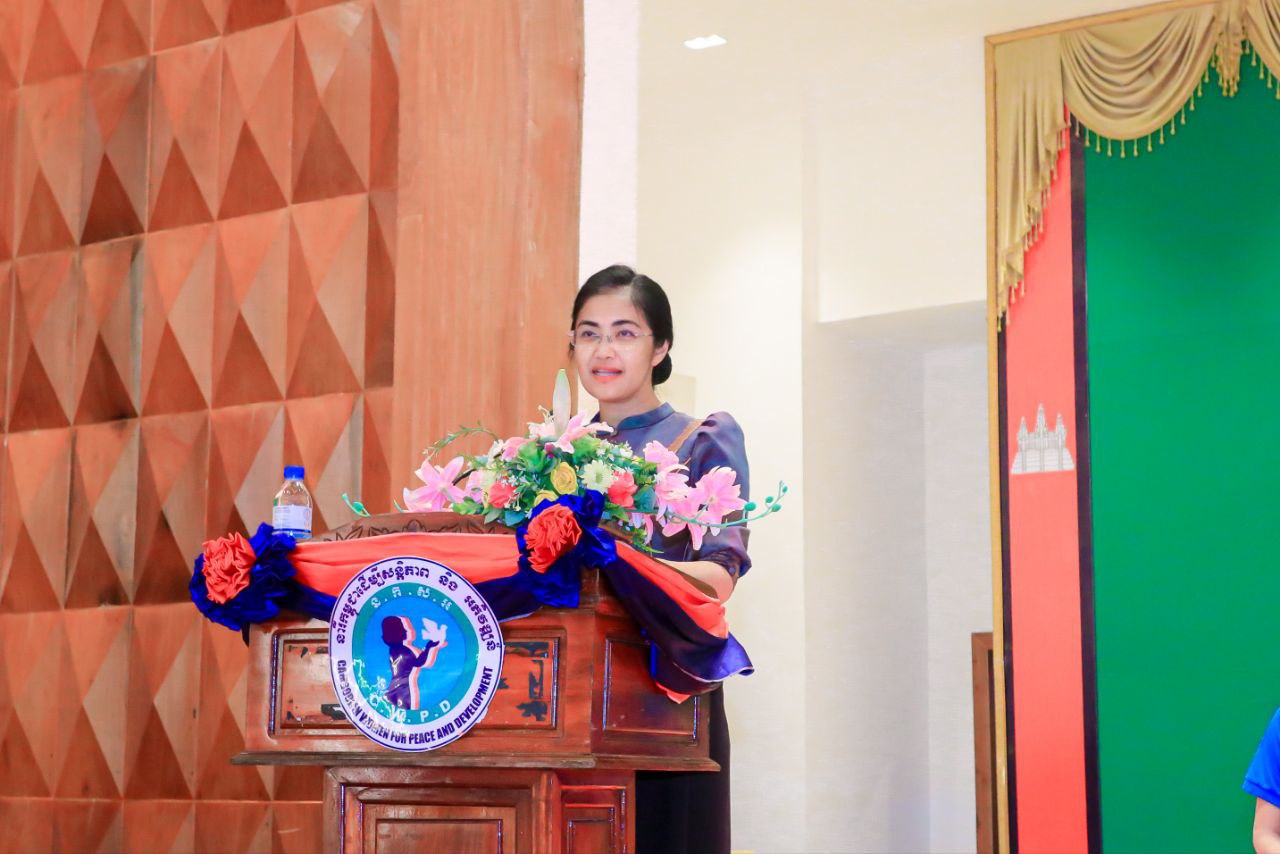 លោកជំទាវ មិថុនា ភូថង អភិបាល នៃគណៈអភិបាលខេត្តកោះកុង បានអញ្ជើញស្វាគមន៍ឯកឧត្តម សុខ ដារ៉ា អគ្គនាយកនៃនិយ័តករបរធនបាលកិច្ច (ន.ប.ធ.) ក្នុងសិក្ខាសាលាផ្សព្វផ្សាយស្ដីពី "ក្របខណ្ឌច្បាប់ និងបទប្បញ្ញត្តិពាក់ព័ន្ធក្នុងវិស័យបរធនបាលកិច្ច”