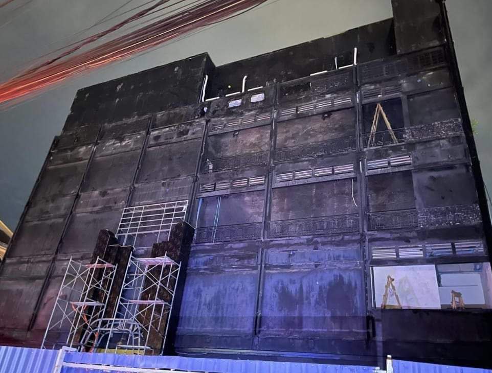 Update ៖ ខារ៉ាអូខេ និងសណ្ឋាគារ «6969 ឃីស»ក្នុងសង្កាត់ផ្សារដេប៉ូទី១ ឆ្លងចរន្តអគ្គិសនីឆេះ នគរបាលប្រេីឡានទឹកជាង១០០គ្រឿងទើបរលត់ តែជាអកុសលបណ្តាល ឱ្យមនុស្សស្លាប់០៨នាក់
