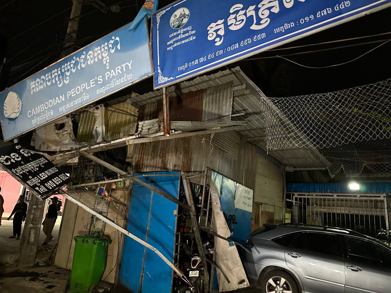 បុរសជនជាតិចិនសង្ស័យស្រវឹងស្រាបានបើករថយន្តលឿនដូចហោះរេចង្កូតទៅបុកខឿនសួនពុះចែកទ្រូងផ្លូវរួចហោះរំលងមកផ្លូវម្ខាងទៀតបន្តទៅបុកតូបលក់ដូរពីរកន្លែងរងខូចខាតយ៉ាងដំណំ