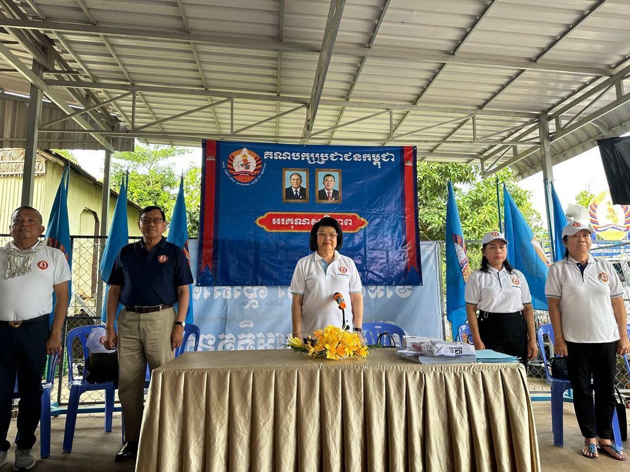 លោកស្រីកិត្តិសង្គហបណ្ឌិត ឃួន សុដារី បន្តចុះជួបសំណេះសំណាលជាមួយពលរដ្ឋ និងសមាជិក គណបក្សប្រជាជនកម្ពុជាក្នុងឃុំព្រែកដាច់ ស្រុកលើកដែក ក្នុងយុទ្ធនាការឃោសនាបោះឆ្នោតថ្ងៃទី៣