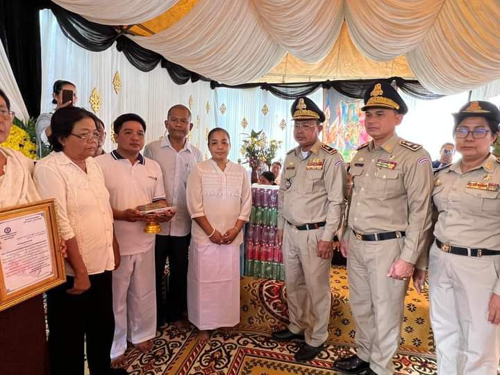 លោកឧត្តមសេនីយ៍ទោសាត គឹមសាន អញ្ជេីញគោរពវិញ្ញាណក្ខ័ន្ធ ប្រគល់ថវិកាសមាគមជូន ក្រុមគ្រួសារសពសមាជិកសមាគមមិត្តនគរបាលជាតិកម្ពុជានិងសមាជិក(ស.អ.ក)ដែលទទួលមរណៈ