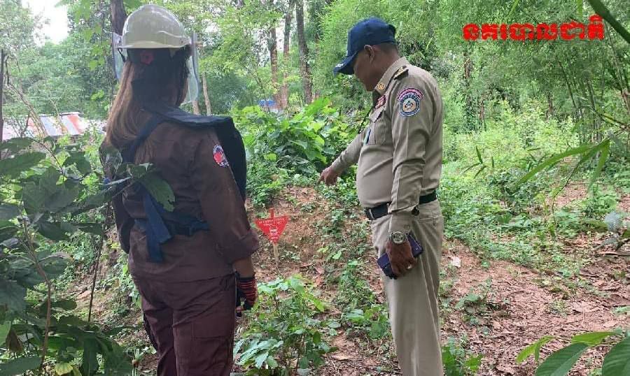 កម្លាំងស៊ីម៉ាកCMAC ចុះយកគ្រាប់ចាស់ៗបានចំនួន៤គ្រាប់ នៅស្រុកចំនួនពីរក្នុងខេត្តកំពង់ឆ្នាំង