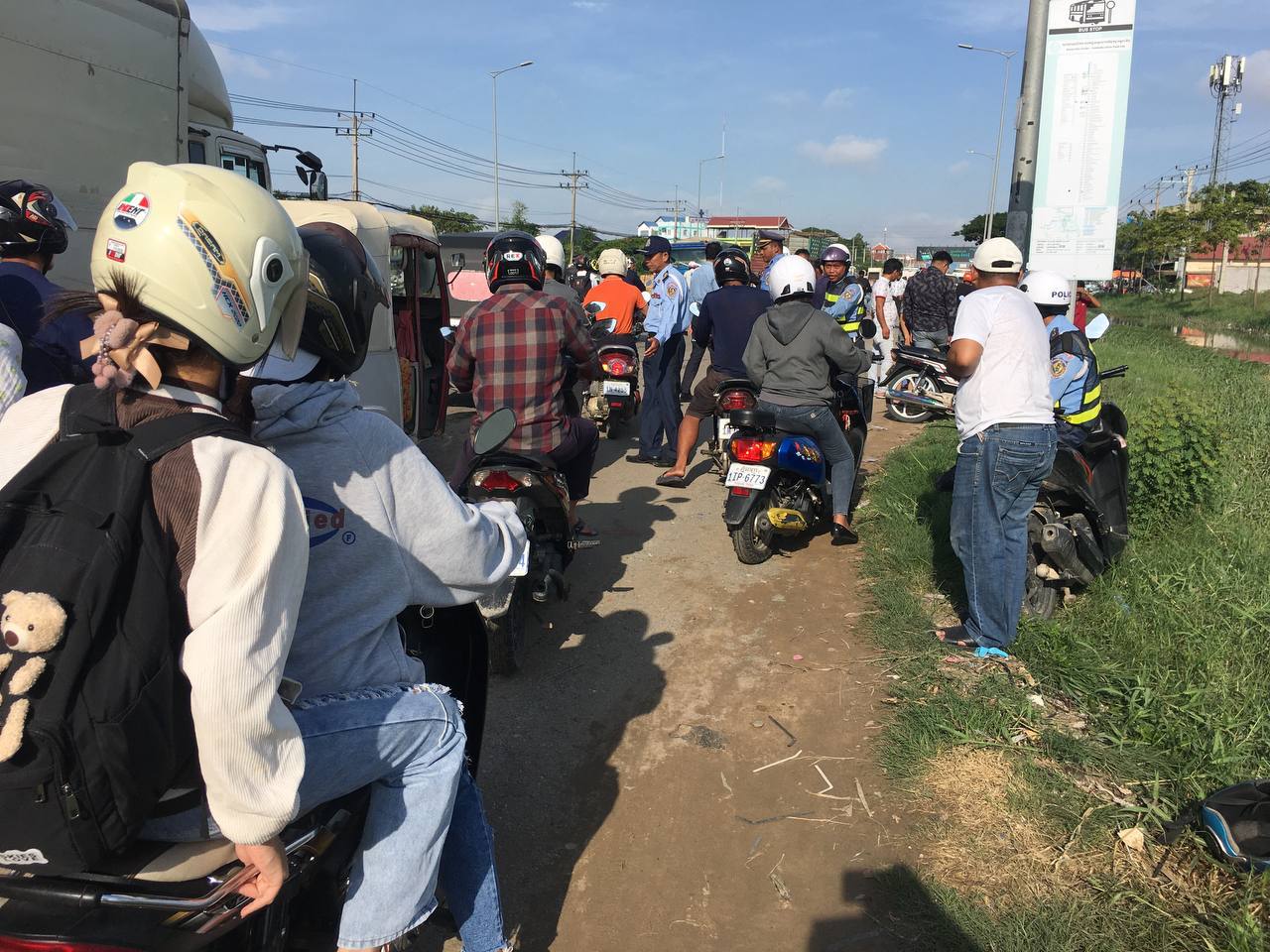 ម៉ូតូពីរគ្រឿងបុកគ្នាខ្ទាតបុរសម្នាក់ចូលរថយន្តកិនស្លាប់ចំណែកស្ត្រីម្នាក់ទៀតរងរបួសធ្ងន់