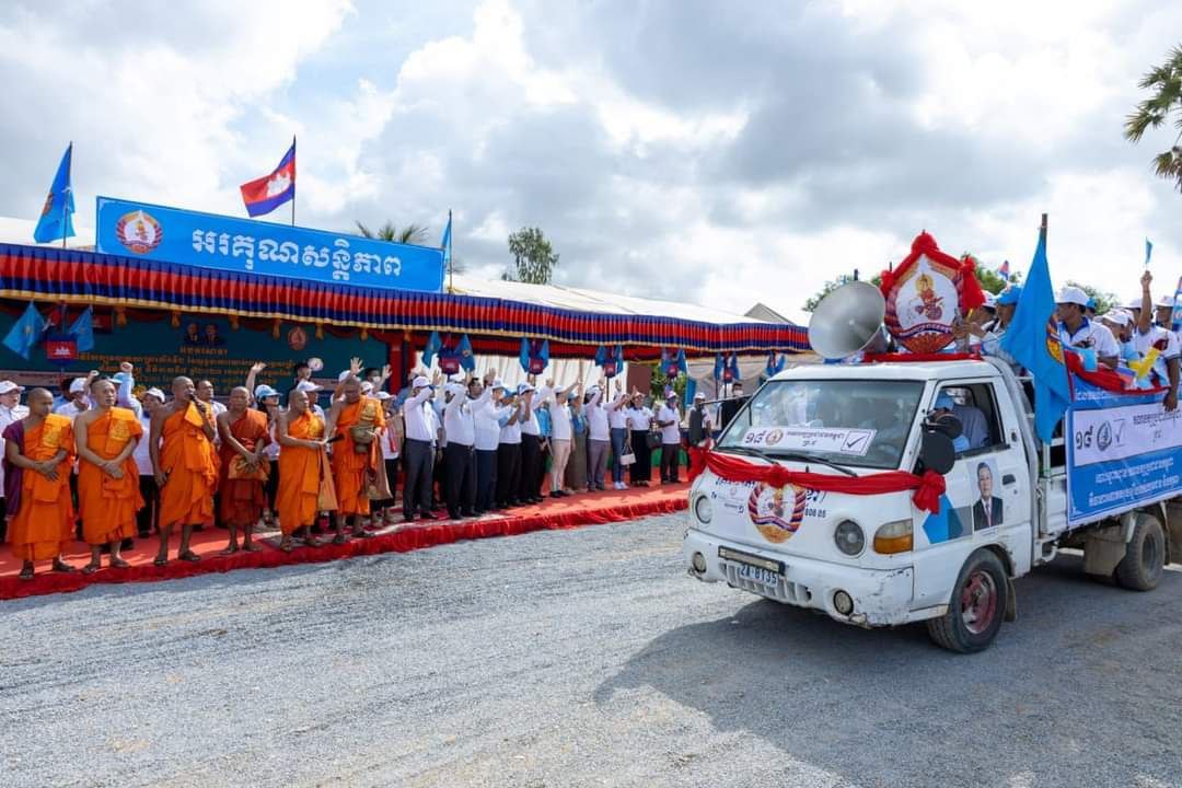 ឯកឧត្តម កិត្តិនីតិកោសលបណ្ឌិត ប៊ិន ឈិន ឧបនាយករដ្ឋមន្ត្រីប្រចាំការ រដ្ឋមន្ត្រីទីស្តីការគណរដ្ឋមន្ត្រី និងជាប្រធានក្រុមការងារថ្នាក់ជាតិចុះមូលដ្ឋានខេត្តតាកែវឧបនាយករដ្ឋមន្ត្រីប្រចាំការ ប៊ិន ឈិន ប្រធានក្រុមការងារថ្នាក់ជាតិចុះមូលដ្ឋានខេត្តតាកែវ