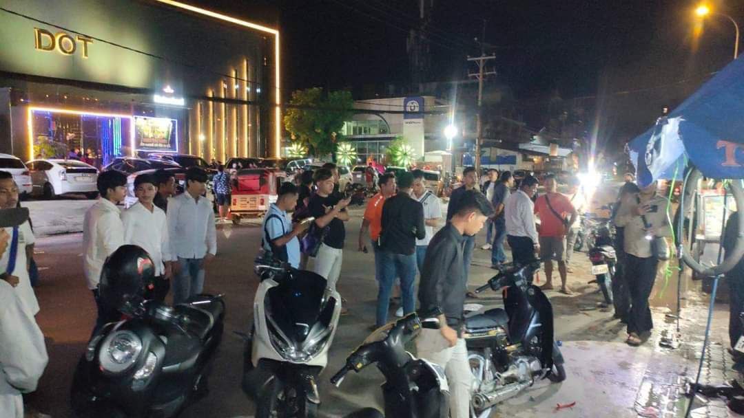 ក្រុមក្មេងស្ទាវប្រមាណ ៥០នាក់ ប្រដាប់ដោយកាំបិទ និងដាវធ្វើសកម្មភាពកាប់លើក្នេងស្ទាវមួយក្រុមទៀតយ៉ាងសាហាវ ធ្វើឲ្យប្រជាពលរដ្ឋស្លូតត្រង់ភ័យខ្លាចយ៉ាងខ្លាំង