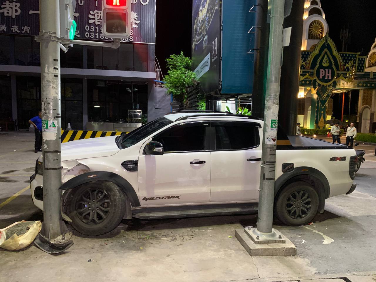 រថយន្តម៉ាក Ford Ranger បុកគាបជាប់បង្គោលភ្លើងនៅរងការខូចខាតយ៉ាងដំណំ