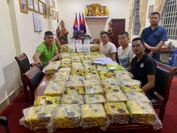 គ្រឿងញៀន ចំនួនជាង ១០០ដុំ ត្រូវបានប្រទះឃើញនៅក្នុងរថយន្ត ០១គ្រឿង ពាក់ស្លាកលេខបហរទេសឡាវ ដែលជួបគ្រោះថ្នាក់ចរាចរណ៍ ក្នុងភូមិសាស្ត្រខណ្ឌសែនសុខ