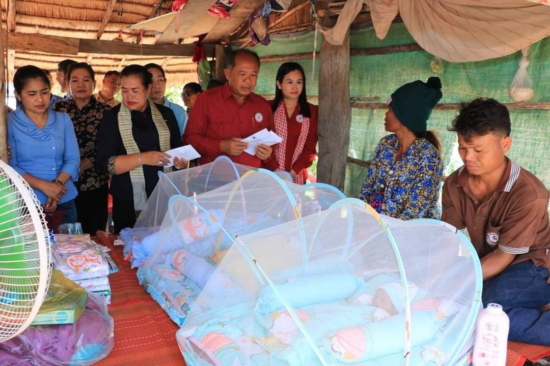 កូនភ្លោះ ចំនួន ០៣នាក់ ជាចៅរបស់សម្តេចតេជោ ហ៊ុន សែន ប្រសូត្រក្នុងគ្រួសារកសិករជួបការលំបាក ទទួលការឧប្ថម្ភសម្ភារៈពីសាខាកាកបាទក្រហមកម្ពុជា ខេត្តបន្ទាយមានជ័យ