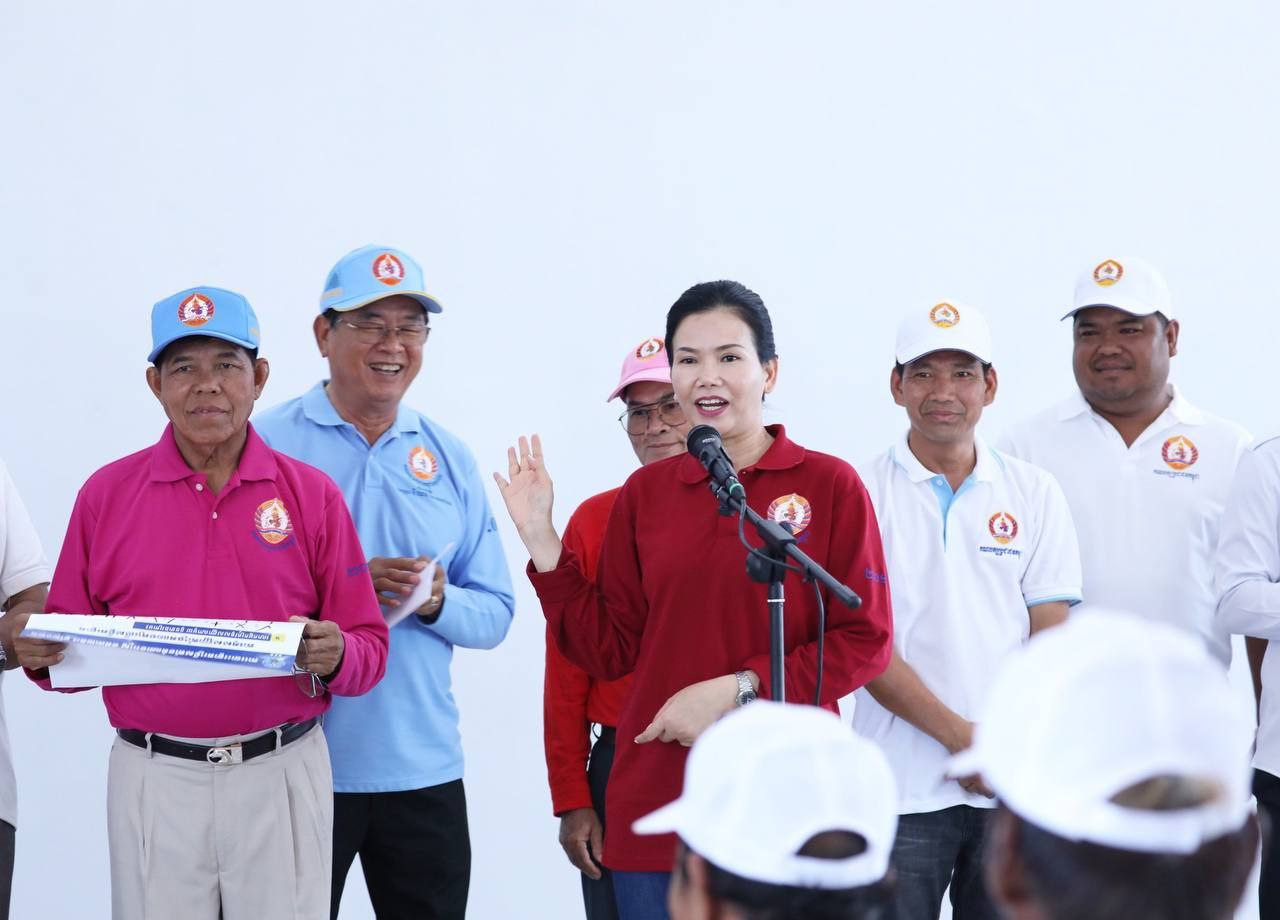 ឯកឧត្តម អ៊ី ឈាន និងលោកជំទាវ បាន ស្រីមុំ បន្តចុះផ្សព្វផ្សាយគោលនយោបាយបក្ស និងបង្រៀនគូសសន្លឹកឆ្នោតដល់អ្នកគាំទ្រ នៅឃុំអូរអណ្តូង និងឃុំស្ទឹងត្រង់